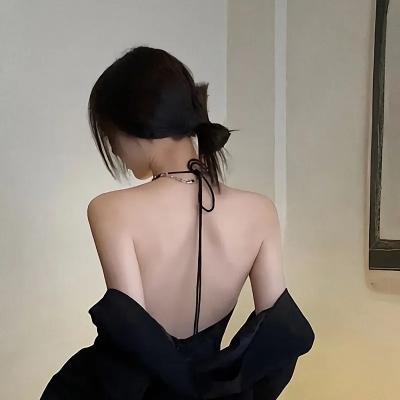 戴流苏耳环的少女